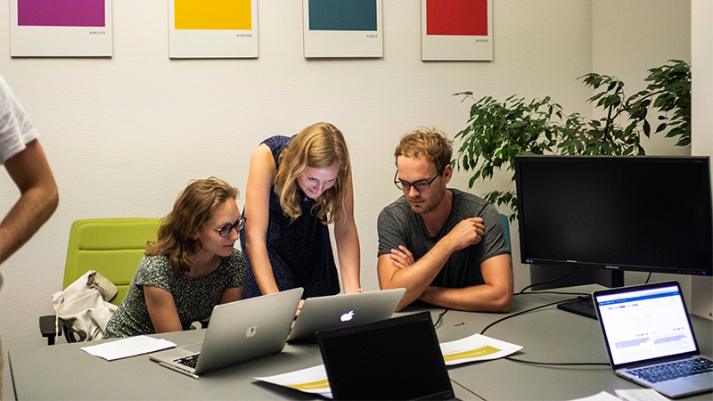 Partizipation Menschen arbeiten zusammen am Laptop