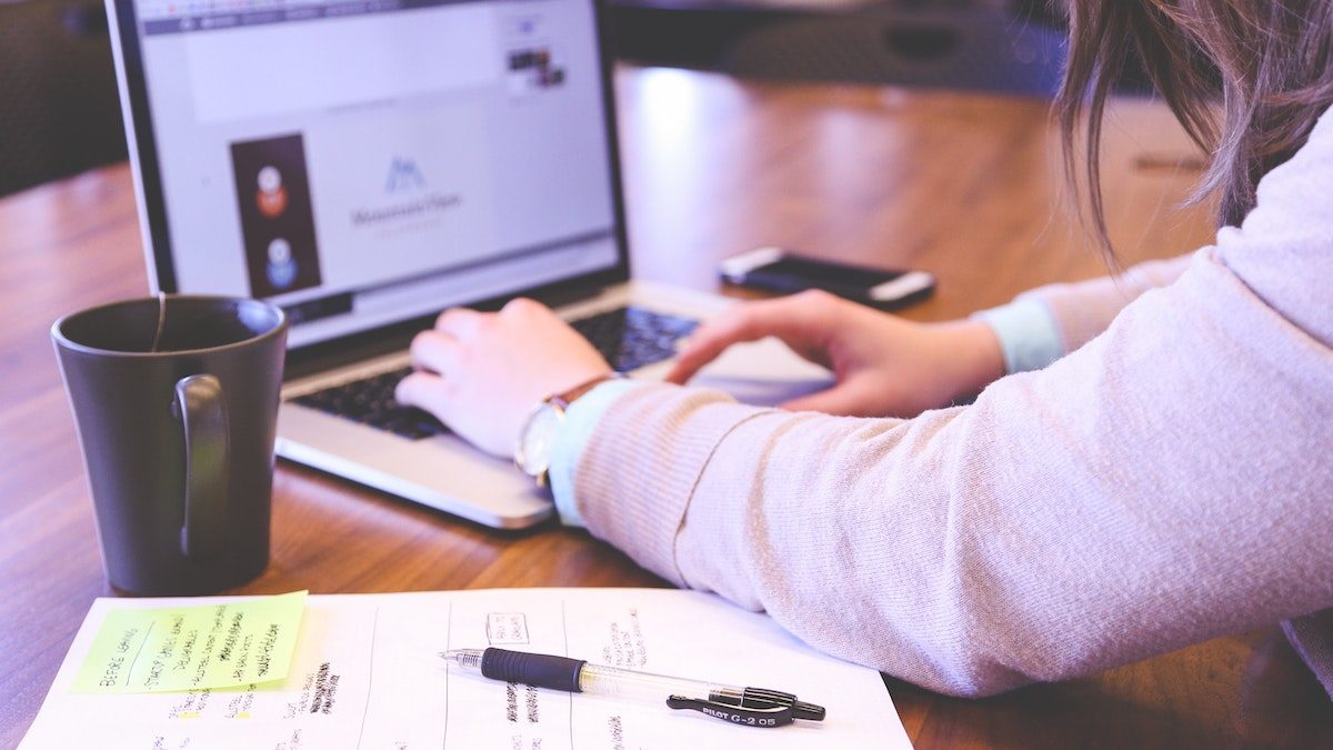 businesswoman-company-computer-7357 businesswoman-company-computer-7357