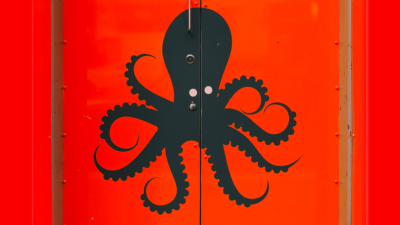 Ein schwarzer Octopus auf rotem Hintergrund.