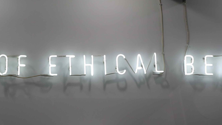 Man sieht in Leuchtschrift das Wort "digitale ethik" / You can see the word "digital ethics" in illuminated lettering