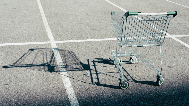 Titelbild Blogpost: When self-regulation in platform entrepreneurship is an asset. Ein Einkaufswagen steht auf einem Parkplatz.