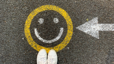 Titelbild technology-driven future of work: Ein Smiley auf den Asphalt gemalt.