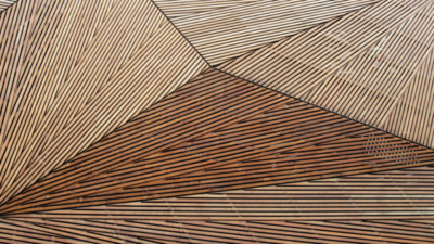 Das Titelbild des SET Projekts Digitalsierung Unternehmertum zeigt aneinander liegende Dreicke aus dünnen Holzbalken.