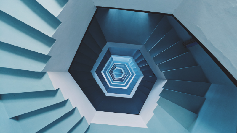 Die Berücksichtigung der Dynamik und Prozesse, die mit der Digitalisierung des Strategiebildungsprozesses verbunden sind, führt zu einer Verlagerung von der digitalen Strategie zur digitalen Strategisierung.
