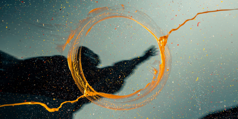 English: You see lots of different coloured dots on a picture flying through a closed circle of golden colour. It is emblematic of the creativity and resilience of universities in relation to the future of educational technology. Deutsch: Man sieht viele verschieden Farbpunkte auf einem Bild, die durch einen geschlossenen Kreis aus goldener Farbe fliegen. Es steht sinnbildich für die Kreativität und Resilienz von Hochschulen in Zusammenhang mit der Zukunft der Bildungstechnologie.