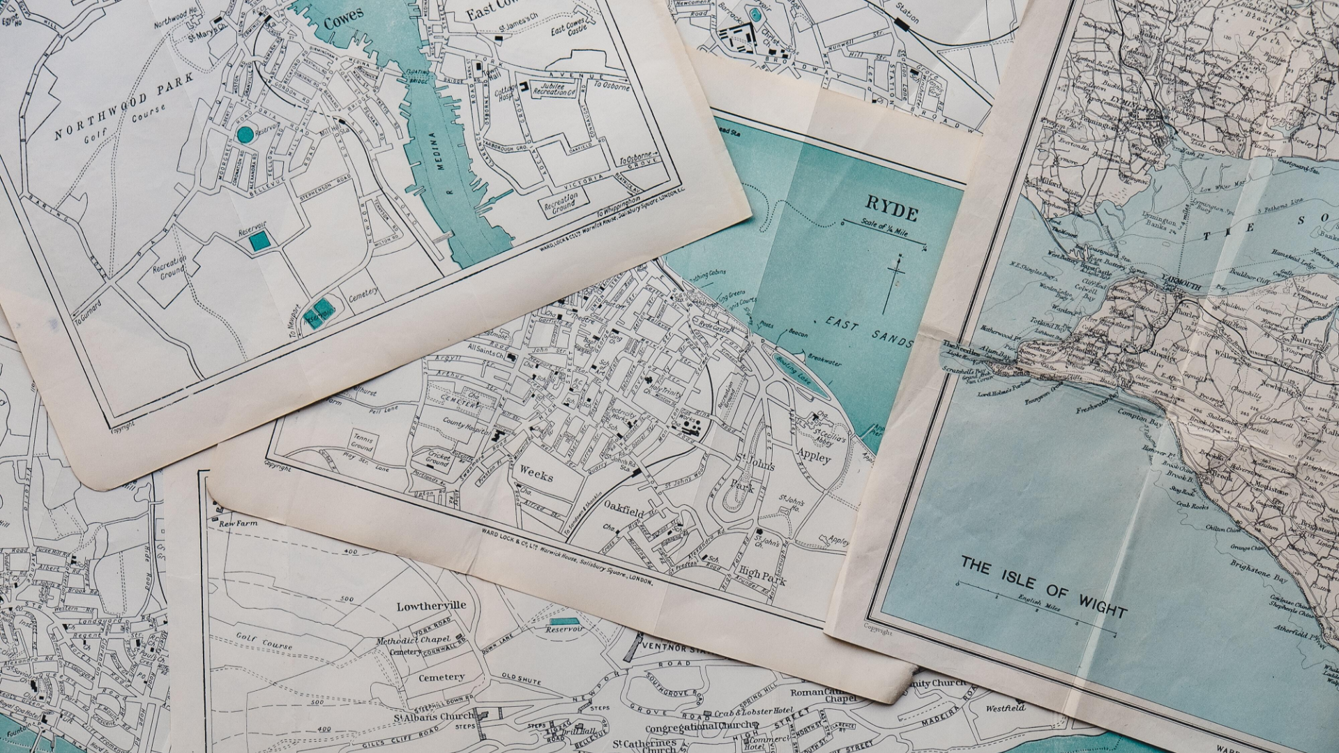 Du siehst eine Sammlung von alten Stadtkarten. Sie stehen sinnbildlich für die unterschiedlichen Wege zur Impelmentierung von Bildungstechnologie