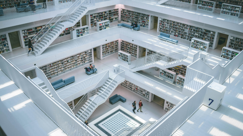 Hier sieht man ein Bibliothek, das Wissenschaft symbolisiert.