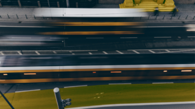 Verschommene U-Bahn, die symbolisch für den Data Governance Wegweiser steht – ein Handbuch zur Integration datengetriebener Projekte in Verwaltungsabläufe.