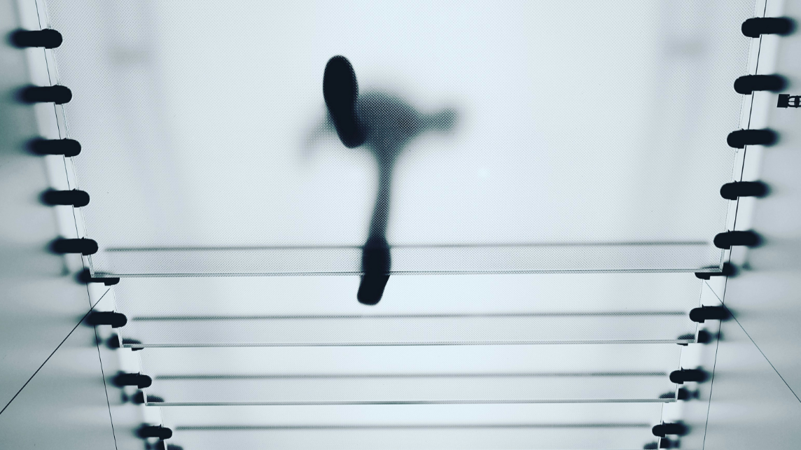 Das Foto zeigt einen halbtransparenten Glasboden, auf dem nur Fußabdrücke zu sehen sind. Das symbolisiert teilweise Einsicht wie die DSA-Transparenzberichte, die Spuren zeigen, aber nicht das vollständige Bild.