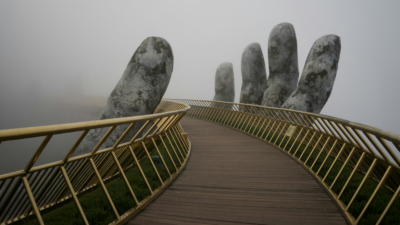 The photo shows a massive stone hand, holding a bridge in a foggy surrounding. This symbolises Narratives and Power in the Debate on AI and Work.
