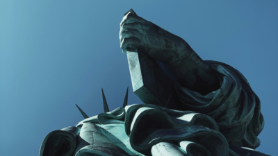 DAs Foto zeigt die Gesetzestafel der Freiheitsstatue als Symbol für Meinungsfreiheit in der transatlantischen DSA-Debatte.