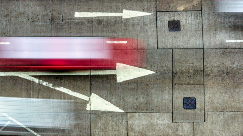 Das Bild zeigt eine verschwommene Verkehrssituation von oben, symbolisch für die Verschlüsselung von Mobilitäts- und Bewegungsdaten.