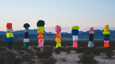There are piles of colourful stones stacked on top of each other. They symbolise the debate among Bundestag members about wealth taxation on social media.