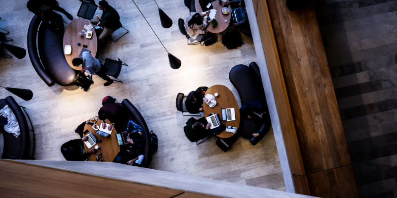 You can see a group of people from above doing lessons online. It symoblises digital teaching/digitale Lehre.