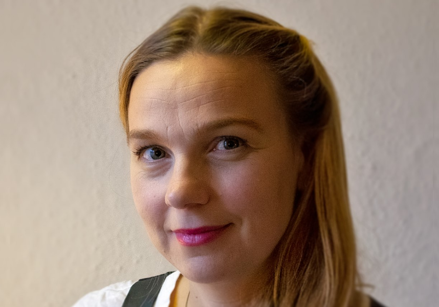 Christina-Dinar Christina Dinar lächelt in die Kamera, sie hat blonde Haare, blaue Augen