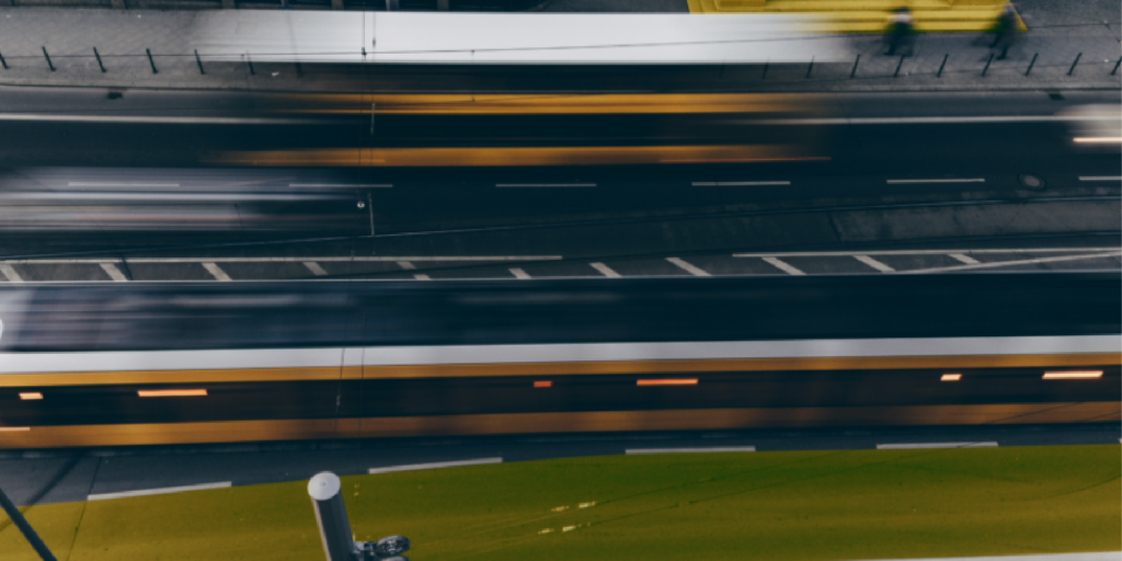 DataCityPM Verschommene U-Bahn, die symbolisch für den Data Governance Wegweiser steht – ein Handbuch zur Integration datengetriebener Projekte in Verwaltungsabläufe.