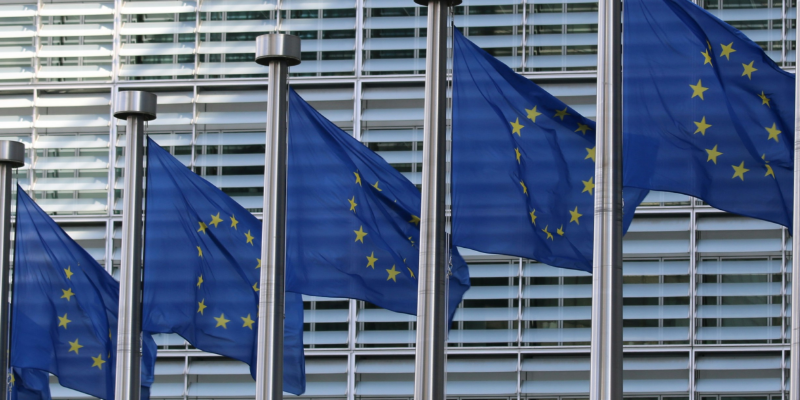 Europawahl – 2 Das Foto zeigt die blau-gelbe Fahne der Europäischen Union, symbolisch für die anstehende Europawahl.