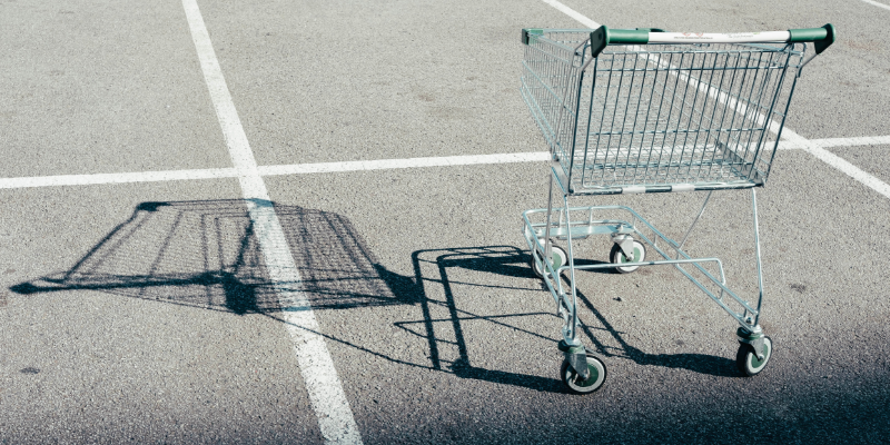 Titelbild Blogpost: When self-regulation in platform entrepreneurship is an asset. Ein Einkaufswagen steht auf einem Parkplatz.