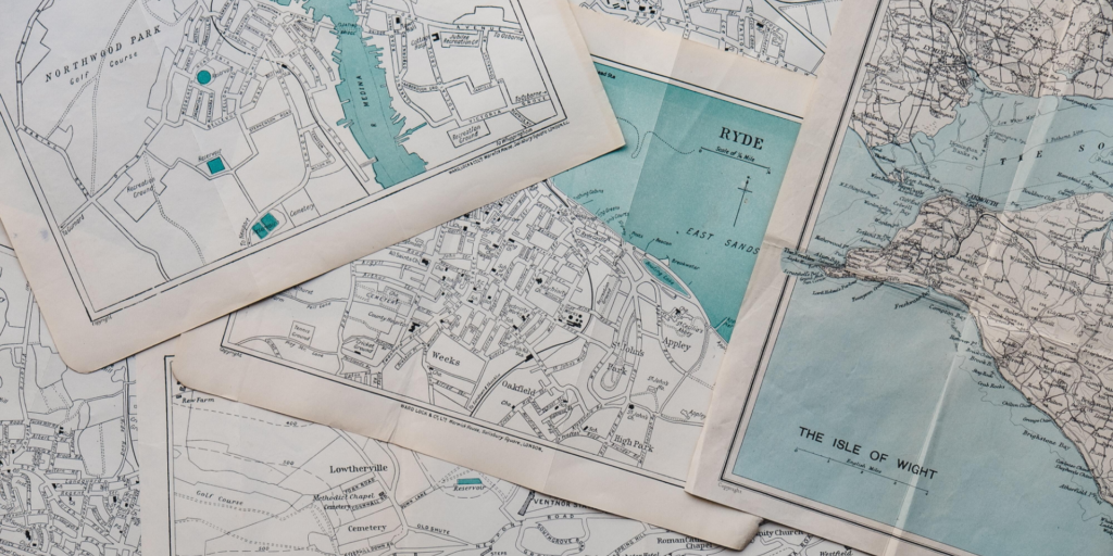 Du siehst eine Sammlung von alten Stadtkarten. Sie stehen sinnbildlich für die unterschiedlichen Wege zur Impelmentierung von Bildungstechnologie