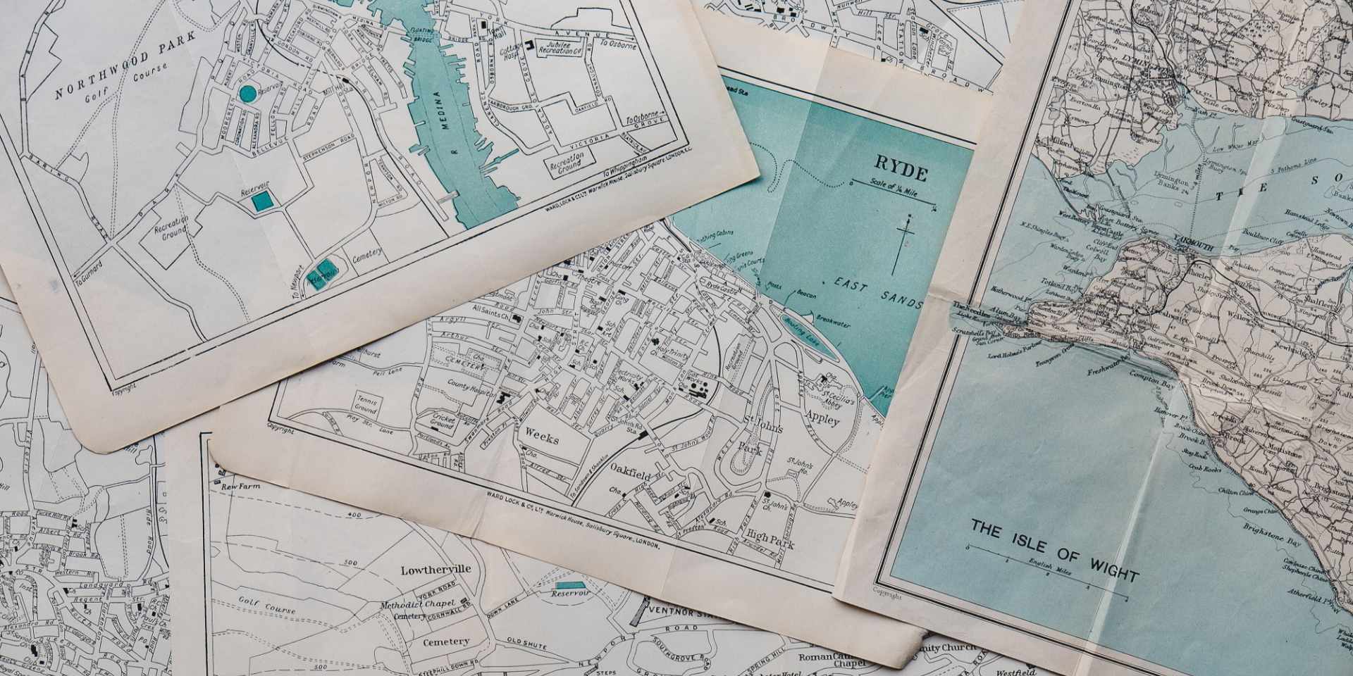 Du siehst eine Sammlung von alten Stadtkarten. Sie stehen sinnbildlich für die unterschiedlichen Wege zur Impelmentierung von Bildungstechnologie. You see a collection of old city maps. They are emblematic of the different ways of implementing educational technology.