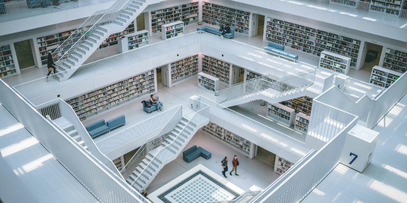 Hier sieht man ein Bibliothek, das Wissenschaft symbolisiert.