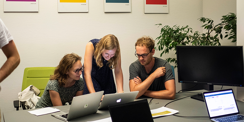 Partizipation Menschen arbeiten zusammen am Laptop