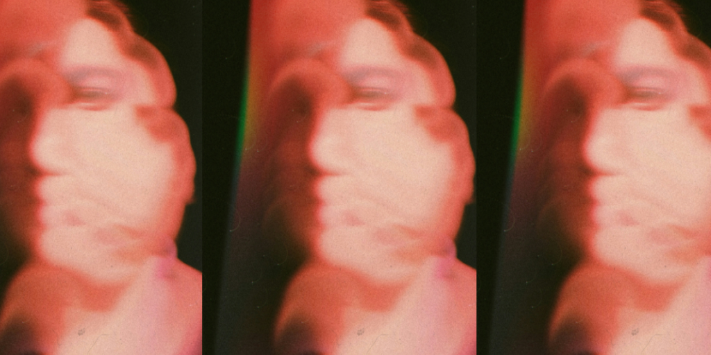 Unscharfes rotes Gesicht auf schwarzem Hintergrund, das symbolisiert, wie KI-Agenten digitale Identität konstruieren können.