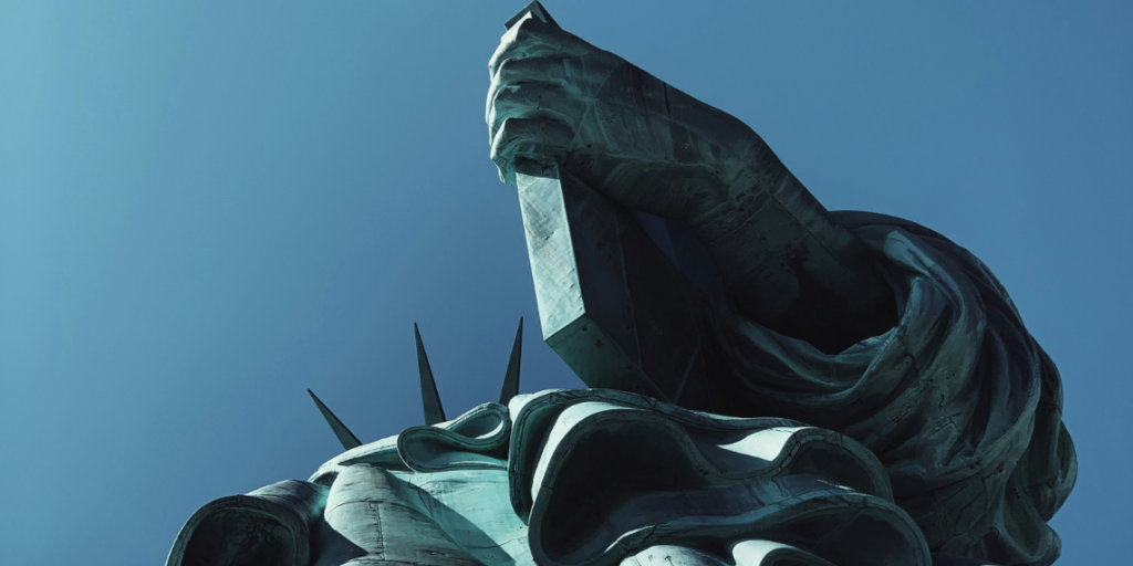 Titelbild_DSA – 4 DAs Foto zeigt die Gesetzestafel der Freiheitsstatue als Symbol für Meinungsfreiheit in der transatlantischen DSA-Debatte.