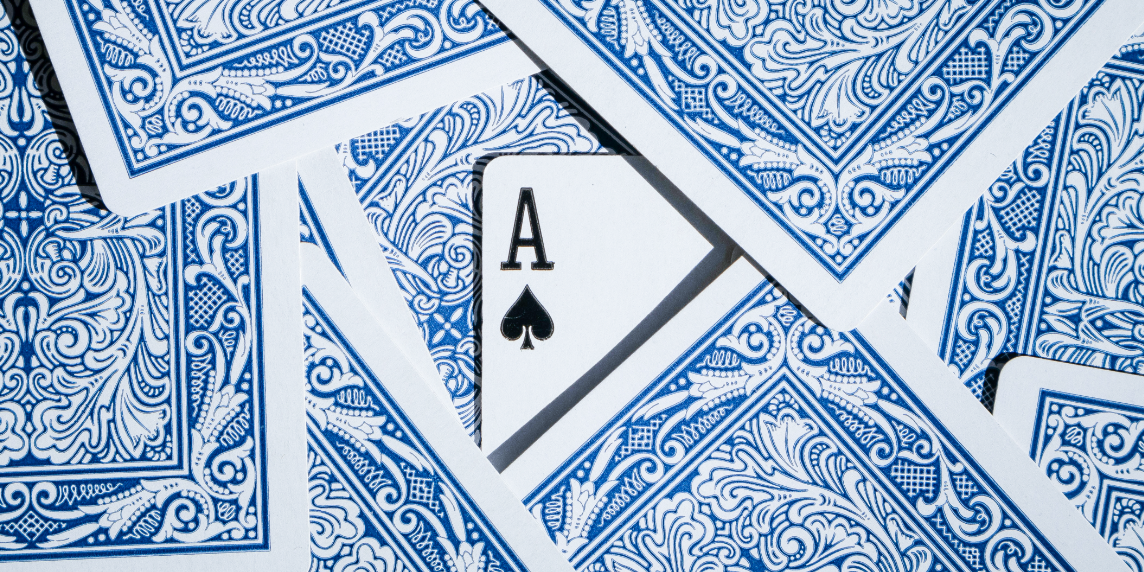 Titelbild_DanielDSA1 Playing cards on a table with a hidden ace, representing the high-stakes game of platform regulation under the Digital Services Act.