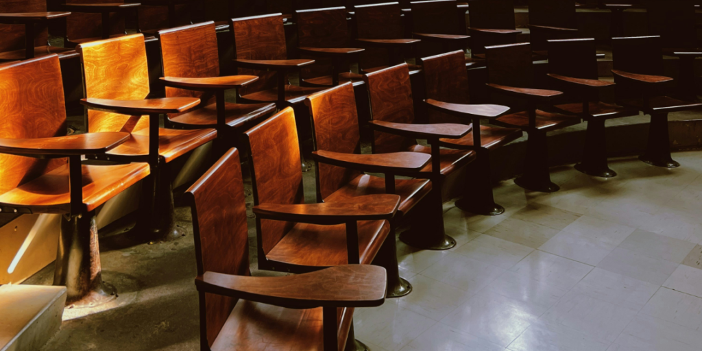 Titelbild_Impactbydesign – 5 Stuhlreihen in einer Hochschule, die symbolisieren, dass eine sinnvolle Wirkung im Technologiedesign damit beginnt, echte Menschen und ihren Kontext zu verstehen.