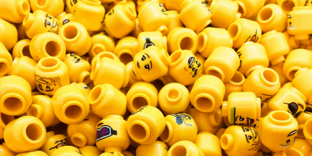 Das Foto zeigt viele gelbe Spielfigurenköpfe, die sinnbildlich für KI im Recruiting gezeigt werden.