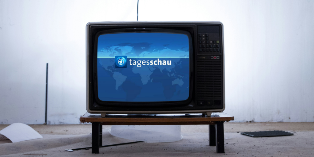 Titelbild_Tagesschau Ein alter schwarzer Röhrenfernseher auf einem Holztisch, der traditionelle Nachrichtensendungen wie die Tagesschau und das neue Format Tagesschau in Einfacher Sprache symbolisiert.