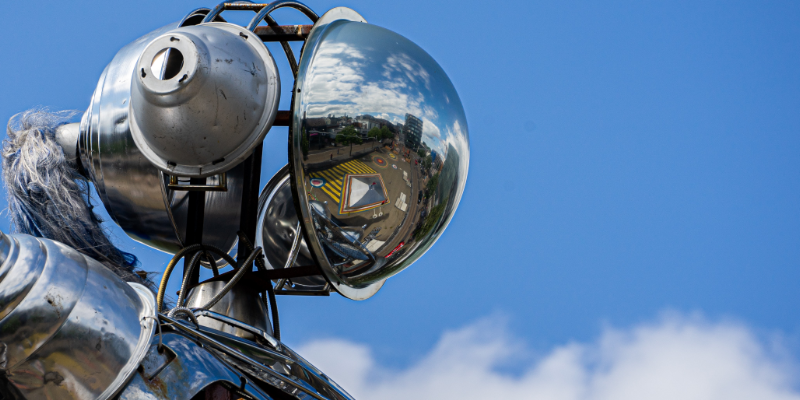 Website_banner_800x450_CFC_AWS – 1 Titelbild Call for Contributions. Ein Roboter wird vor dem blauen Himmel fotografiert.