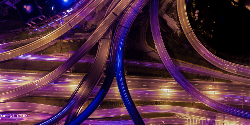 Website_banner_800x450_Job – 6 Titelbild Stellenausschreibung Veranstaltungen und Wissenstransfer: Ein Autobahnkreuz mit vielen Straßen.